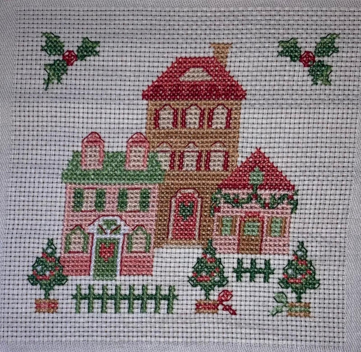 Brodez « Les Noëls de notre enfance » : motifs rétro de Noël pour chemin de table sur Aïda 5,5 points/cm. Petits motifs de 65 × 65 points en moyenne.