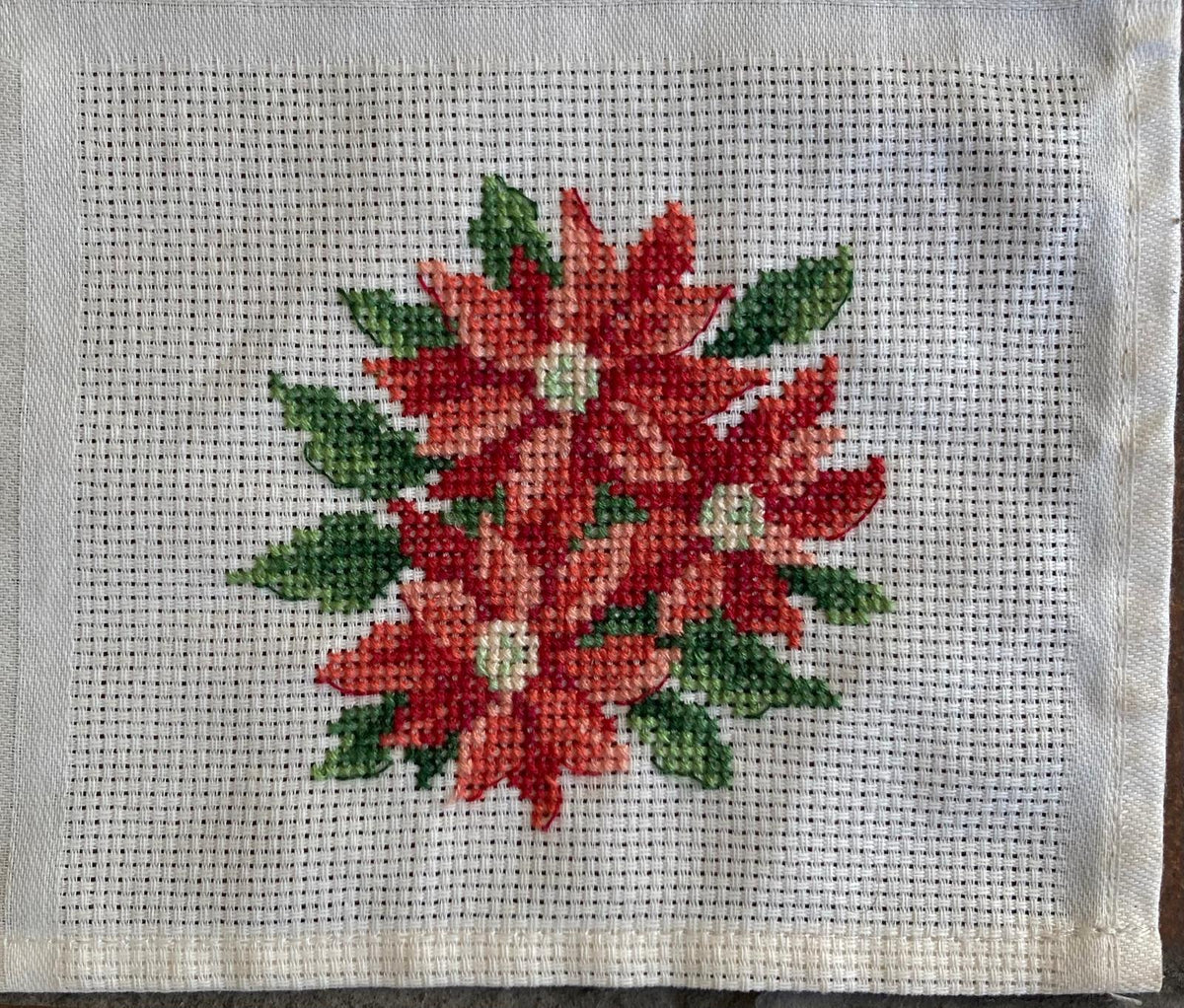 Brodez « Les Noëls de notre enfance » : motifs rétro de Noël pour chemin de table sur Aïda 5,5 points/cm. Petits motifs de 65 × 65 points en moyenne.