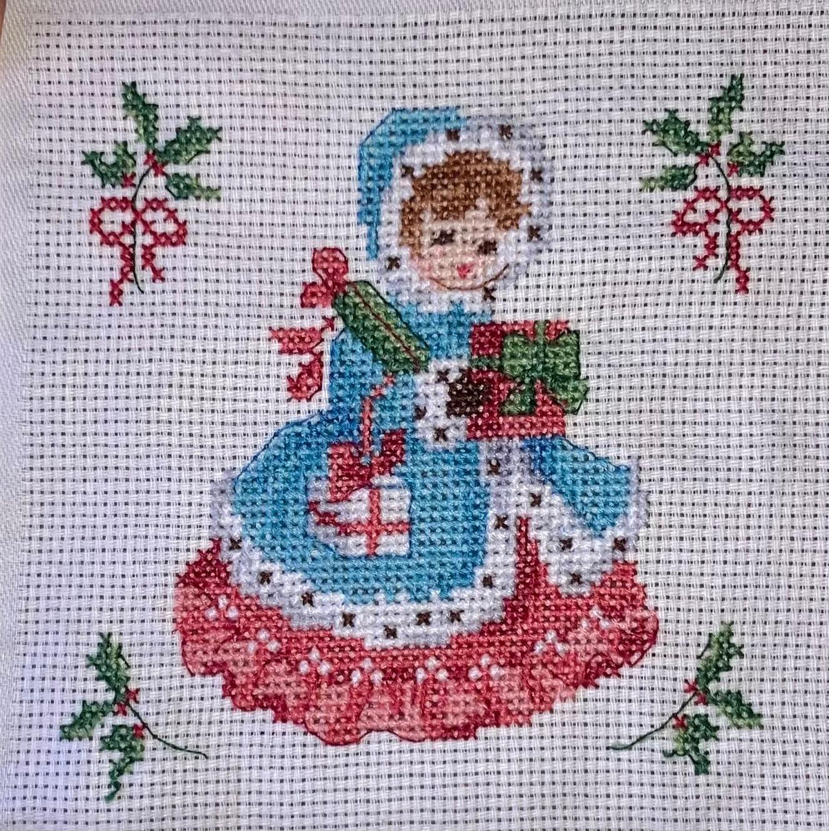 Brodez « Les Noëls de notre enfance » : motifs rétro de Noël pour chemin de table sur Aïda 5,5 points/cm. Petits motifs de 65 × 65 points en moyenne.
