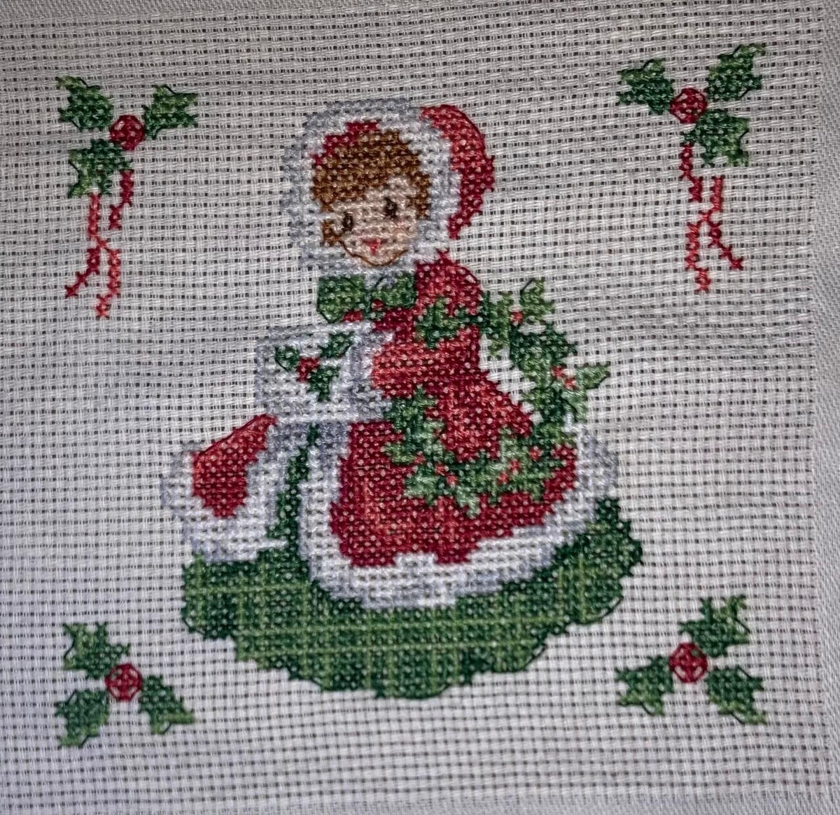 Brodez « Les Noëls de notre enfance » : motifs rétro de Noël pour chemin de table sur Aïda 5,5 points/cm. Petits motifs de 65 × 65 points en moyenne.