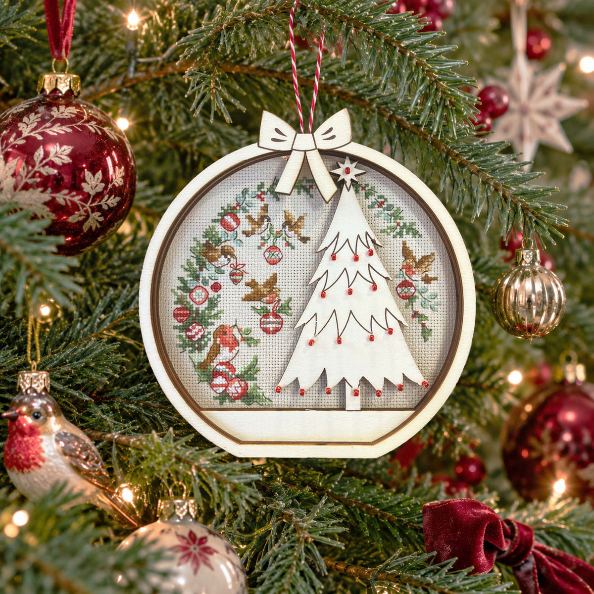 Brodez « Mon sapin scintillant », une suspension de Noël sur Aïda 7 points parchemin. Motif de 87 × 76 points. Grille incluse dans le magazine.