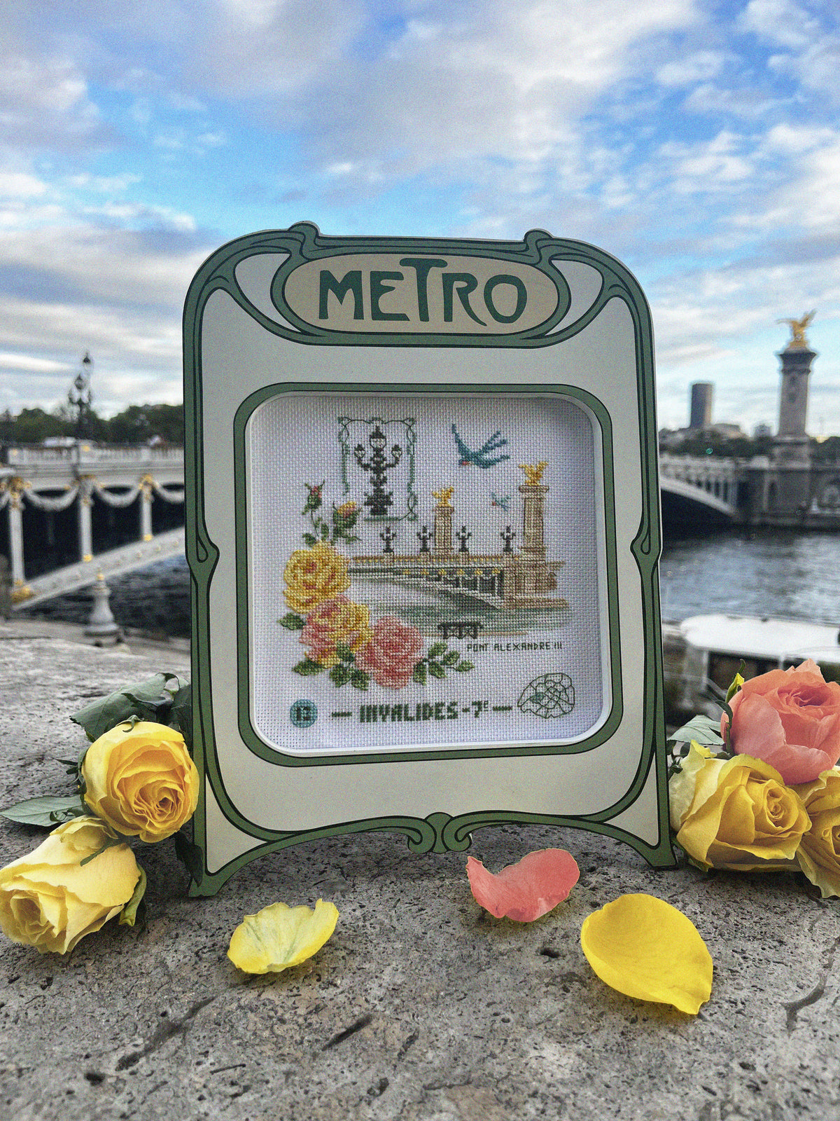 Brodez Paris au fil des saisons avec 12 grilles de Véronique Enginger. Calendrier-agenda et livret de 48 pages, motifs au point de croix sur Aïda 7.