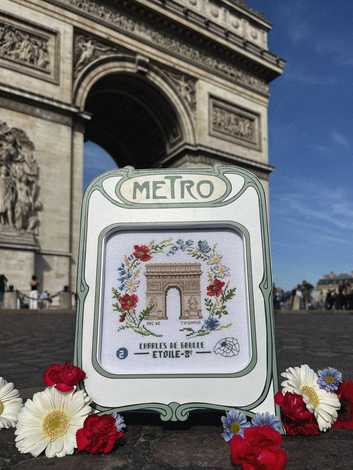 Brodez Paris au fil des saisons avec 12 grilles de Véronique Enginger. Calendrier-agenda et livret de 48 pages, motifs au point de croix sur Aïda 7.