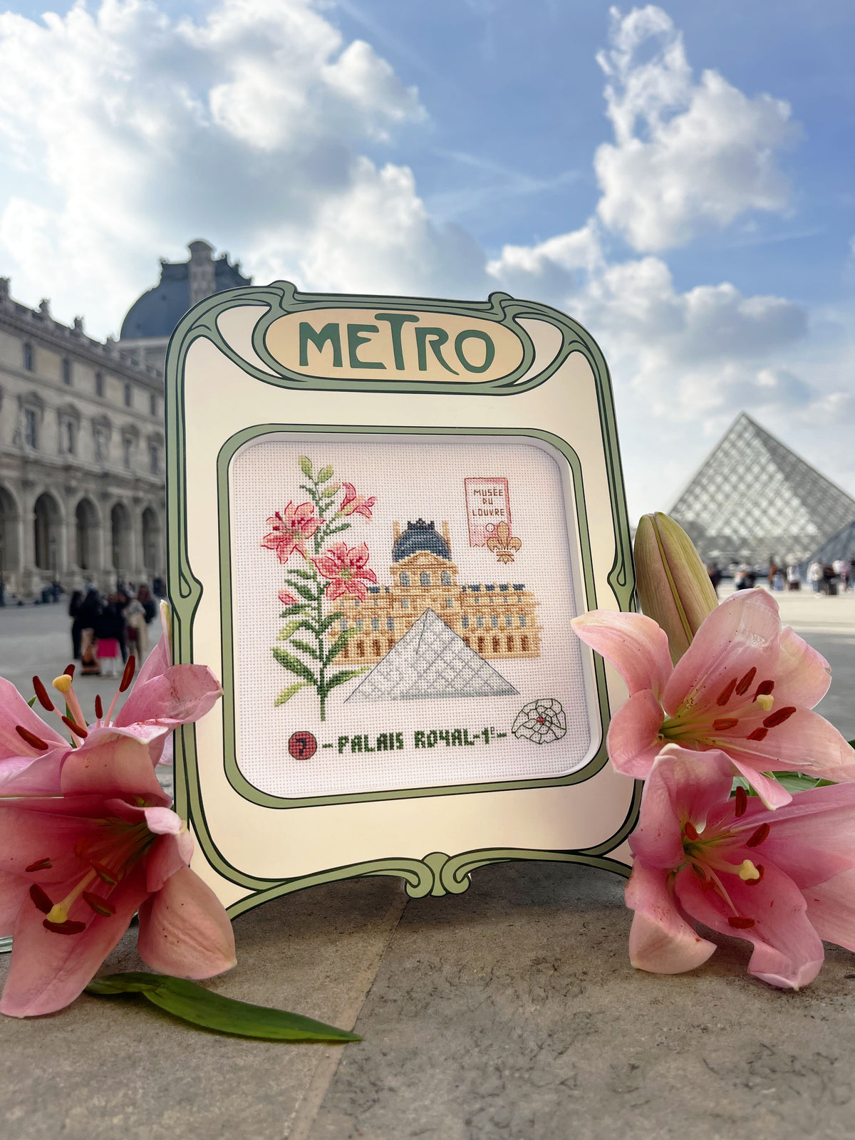 Brodez Paris au fil des saisons avec 12 grilles de Véronique Enginger. Calendrier-agenda et livret de 48 pages, motifs au point de croix sur Aïda 7.
