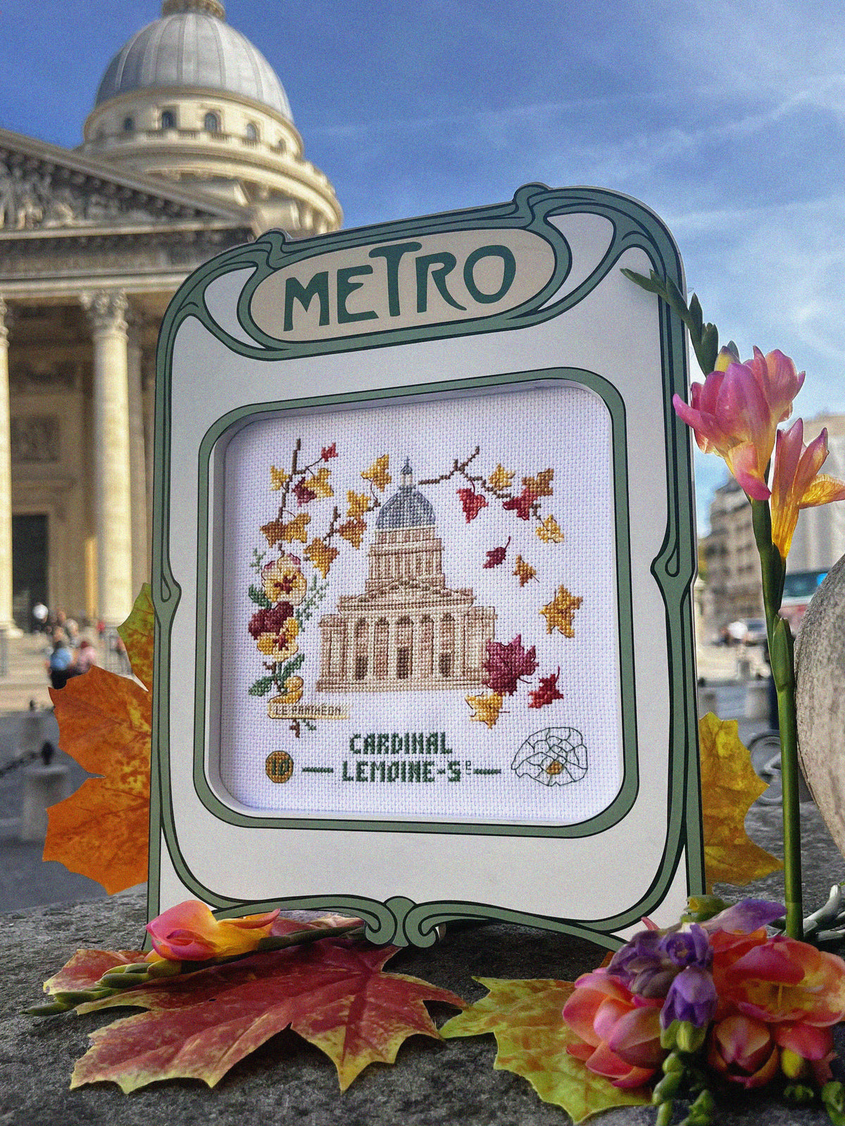 Brodez Paris au fil des saisons avec 12 grilles de Véronique Enginger. Calendrier-agenda et livret de 48 pages, motifs au point de croix sur Aïda 7.
