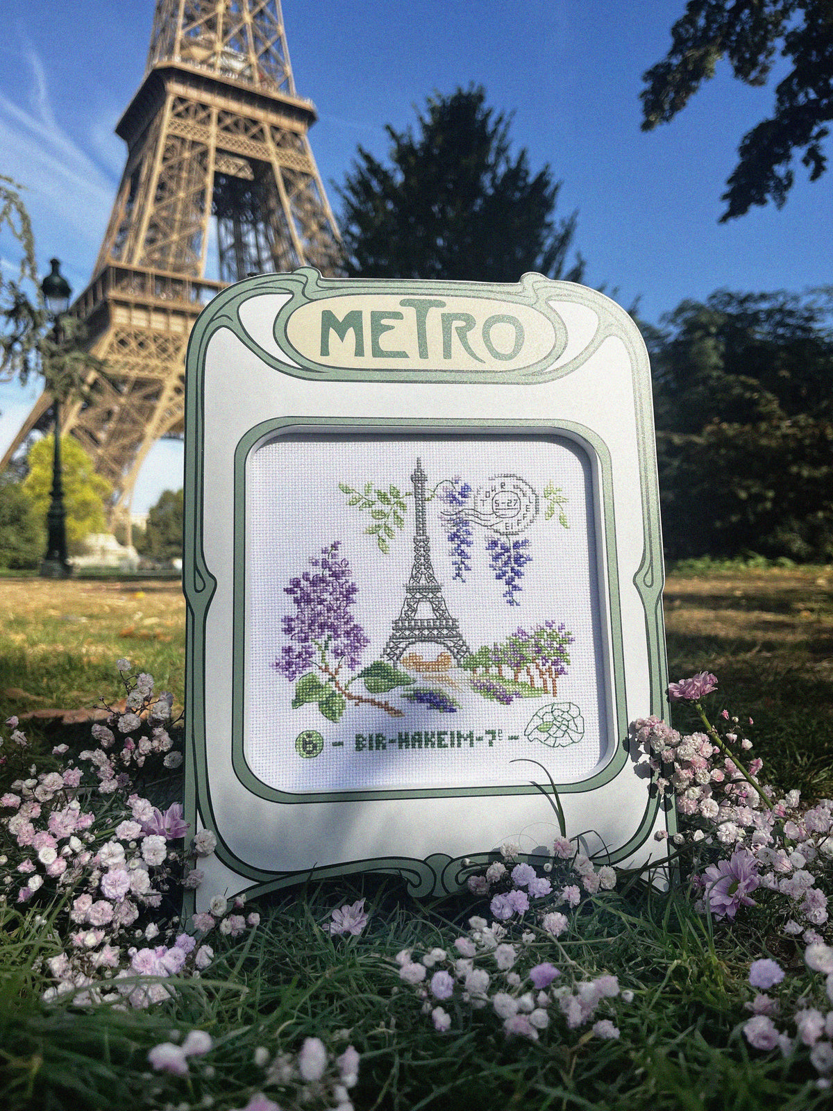 Brodez Paris au fil des saisons avec 12 grilles de Véronique Enginger. Calendrier-agenda et livret de 48 pages, motifs au point de croix sur Aïda 7.