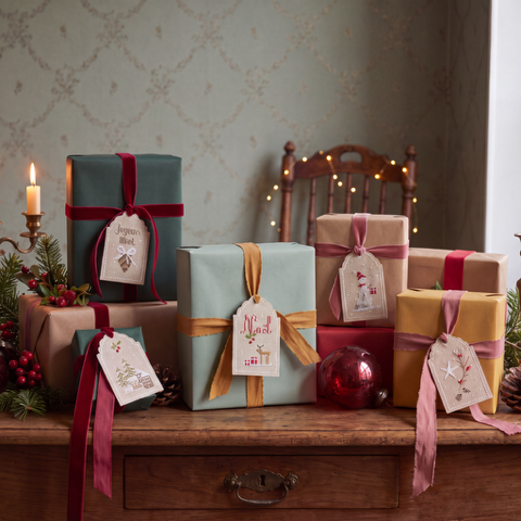 Brodez six étiquettes de Noël au point de croix pour personnaliser vos cadeaux : mots doux et motifs d’hiver. 41 × 70 points sur lin Zweigart 16 fils/cm.