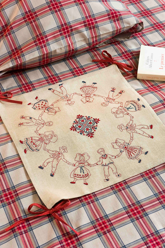 Grille point de croix Ronde d'Enfants par Création Point de Croix. Costumes alsaciens brodés rouge et bleu, DMC sur 6 pages. Format fini env. 40×40 cm sur lin.