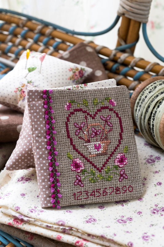 Grille point de croix Set de Brodeuse Country par Création Point de Croix. Pochon, coussin pique-épingle et carnet brodés, DMC sur 6 pages. Format fini env. 7,8×18 cm.