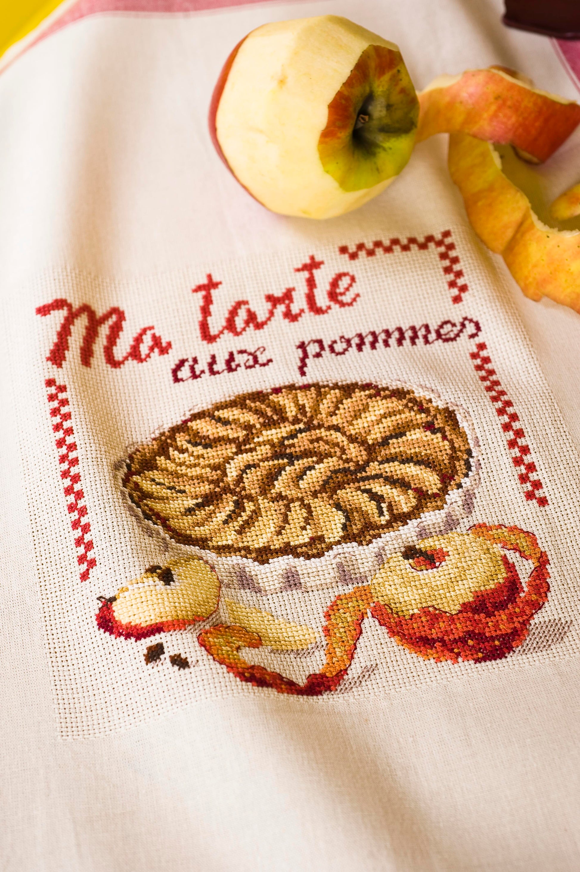 Grille point de croix Torchon aux Pommes par Création Point de Croix. Imprimée avec symboles et couleurs DMC sur 6 pages. Format fini env. 18×20 cm sur Aïda 5,5.