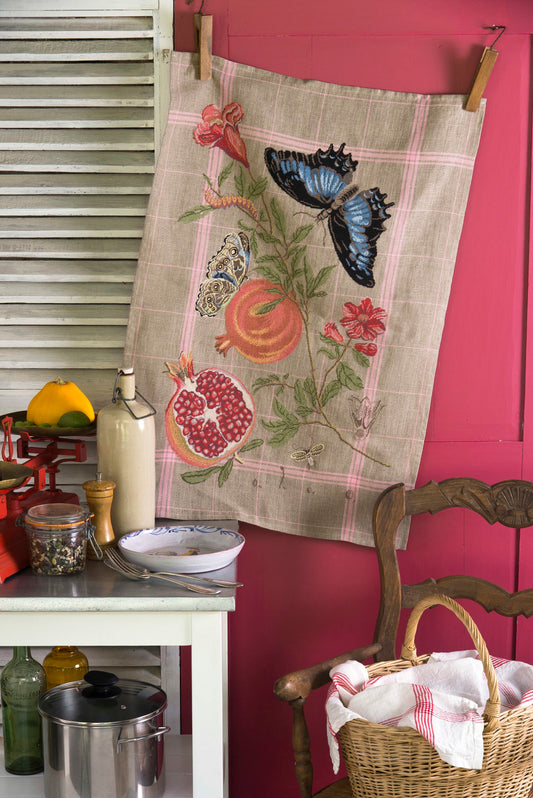 Grille broderie point de croix : torchon exotique grenades, fleurs et papillons. 303 x 420 pts, imprimée sur 6 pages. Réf. DMC incluses.