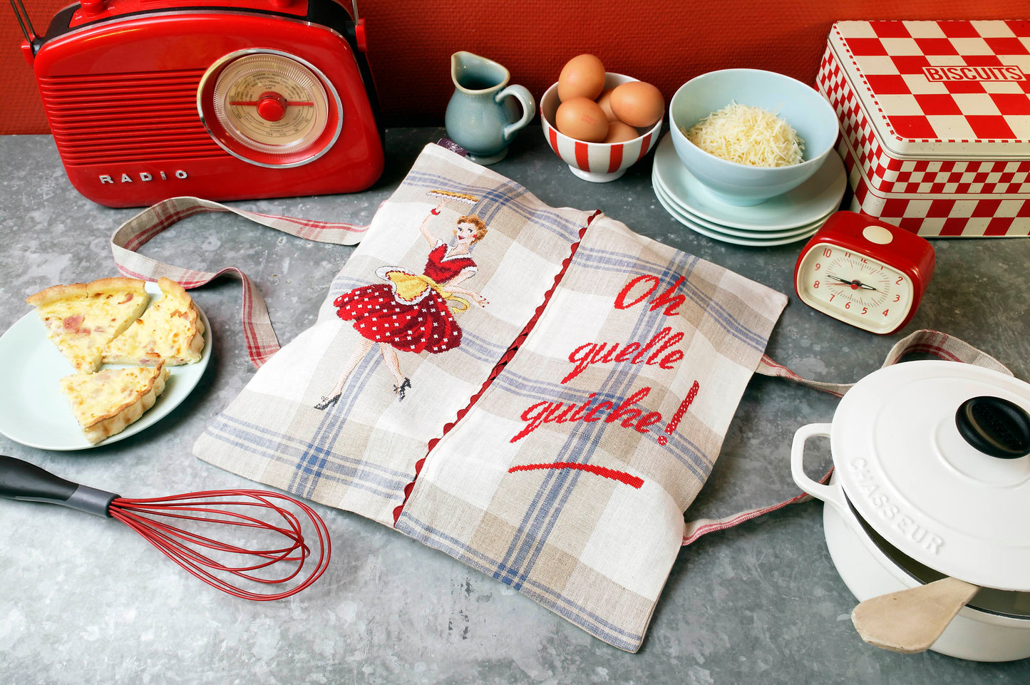 Grille broderie point de croix : porte-tarte pour quiches. 173 x 82 pts, imprimée en couleur sur 4 pages. Réf. DMC incluses.