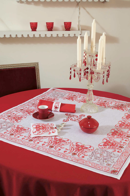 Grille broderie point de croix : nappe de fête avec ronds de serviettes et pochette assortis. Imprimée sur 6 pages. Réf. DMC incluses.