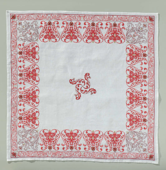 Grille broderie point de croix : nappe de fête avec ronds de serviettes et pochette assortis. Imprimée sur 6 pages. Réf. DMC incluses.