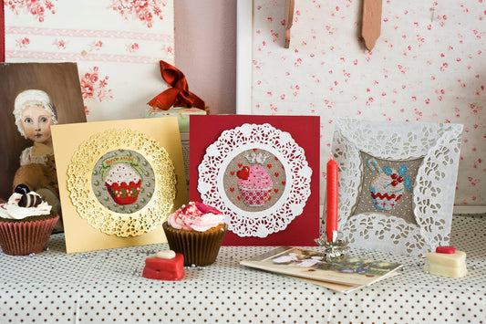 Grille point de croix Vœux Sucrés par Création Point de Croix. Cartes cupcakes brodées, DMC sur 6 pages. Format fini env. 6,7×7 cm sur Aïda lin 7 points.
