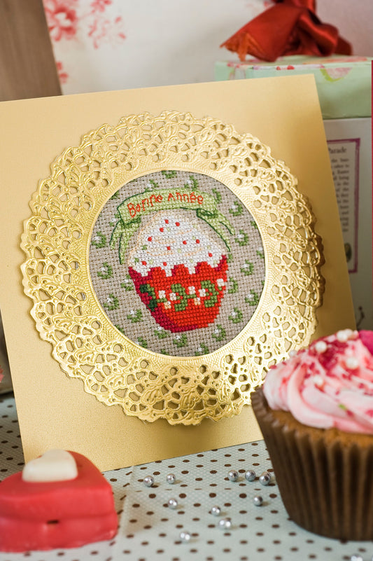 Grille point de croix Vœux Sucrés par Création Point de Croix. Cartes cupcakes brodées, DMC sur 6 pages. Format fini env. 6,7×7 cm sur Aïda lin 7 points.