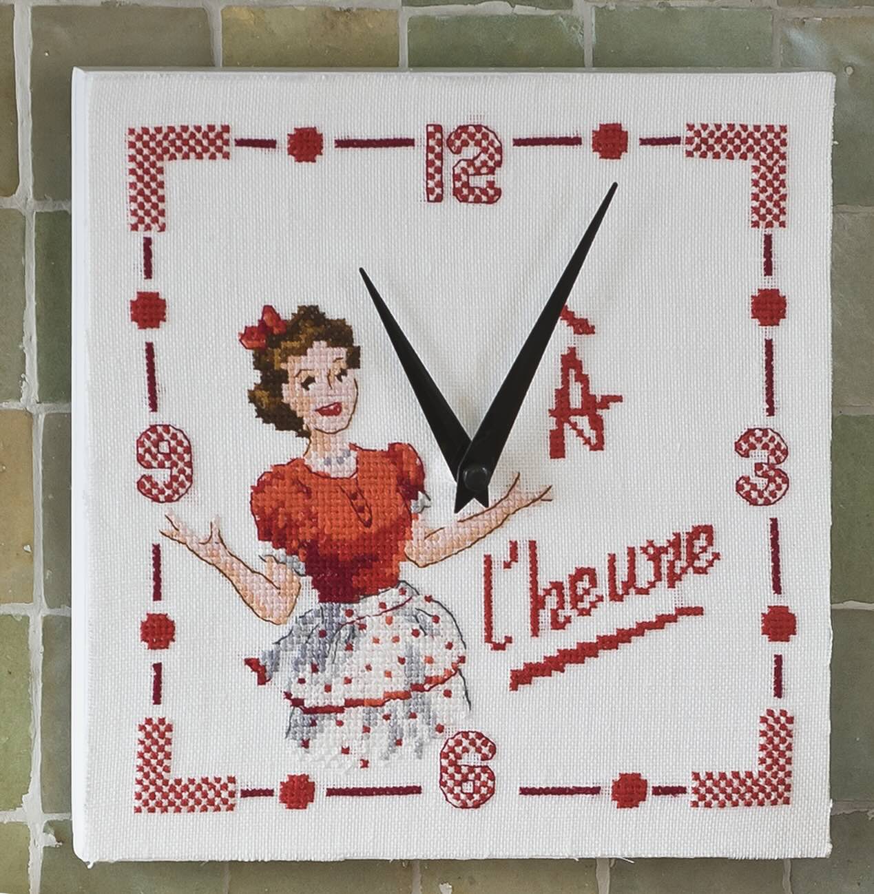 Grille de point de croix horloge de cuisine. Sur lin 12 fils ou Aïda 5,5 pts blanc. Imprimée avec symboles et couleur DMC sur 2 pages. Motif 99 x 99 pts.