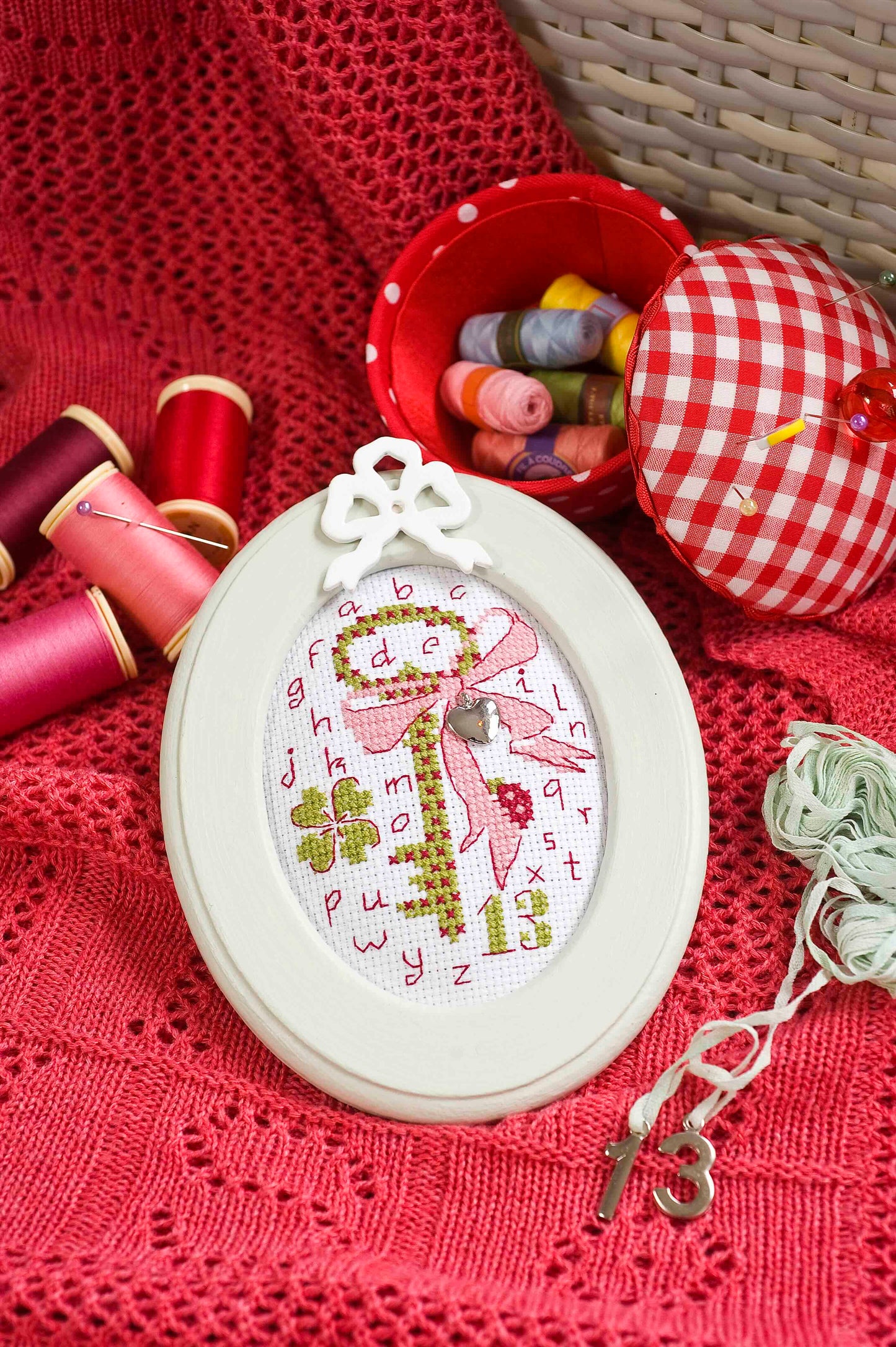 10 grilles broderie point de croix : mini broderies de Noël à broder. 60×40 pts, env. 10,9×7,3 cm. Toîle Aïda 5,5 pts/cm ou lin 11 fils/cm. Livret 16 pages.