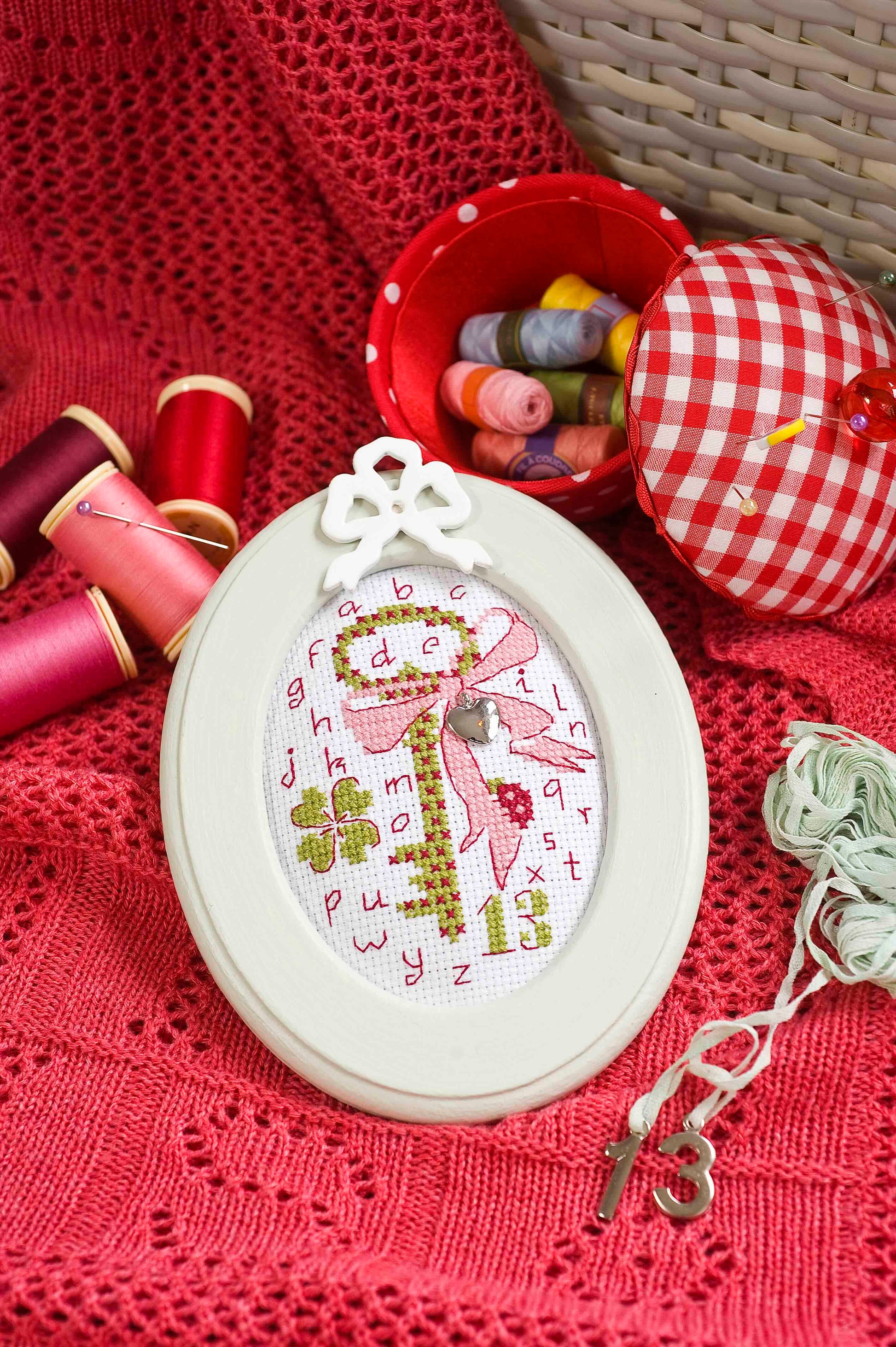 10 grilles broderie point de croix : mini broderies de Noël à broder. 60×40 pts, env. 10,9×7,3 cm. Toîle Aïda 5,5 pts/cm ou lin 11 fils/cm. Livret 16 pages.